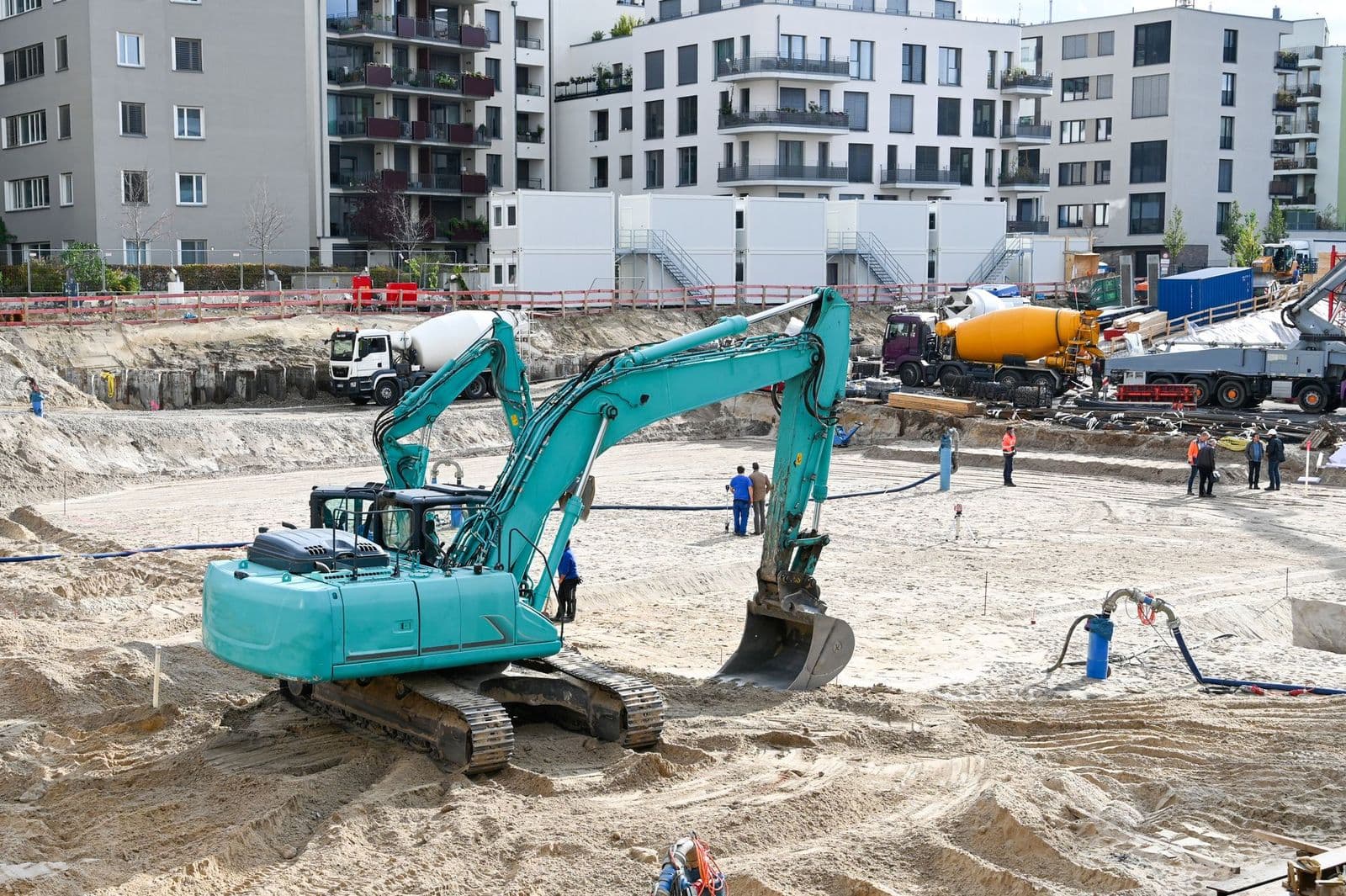 Paroi d'excavation montrant une couche d'argile grise sous la terre végétale près d'une fondation dans le Haut-Richelieu